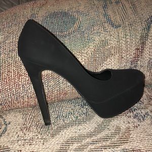 Black heels/pumps